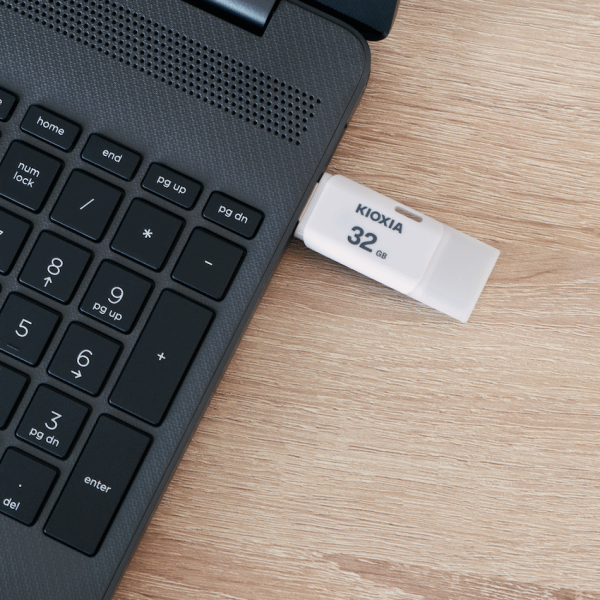 4-755 Kioxia 32GB USB 2.0-White