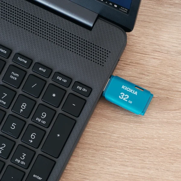 5-258 Kioxia 32gb USB 2.0 - Aqua